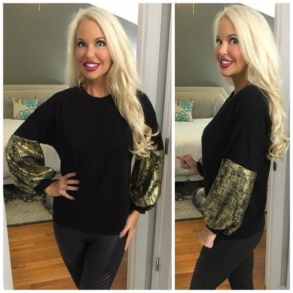 Tops - SALE!! LAST 1! ❤️ Bubble Metallic Sleeve Tip!